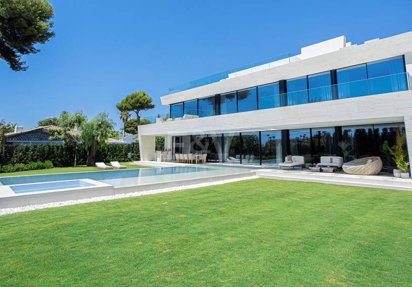 Ny, modern och lyxig Villa i Los Monteros, bara steg från stranden