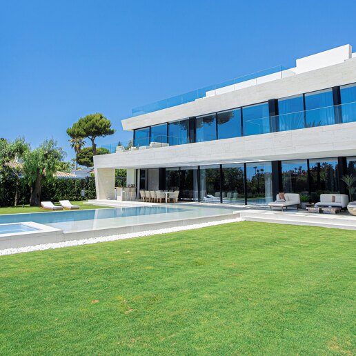 Ny, modern och lyxig Villa i Los Monteros, bara steg från stranden