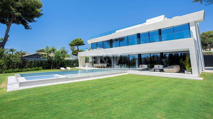 Nueva, moderna y lujosa villa en Los Monteros, a pocos pasos de la playa