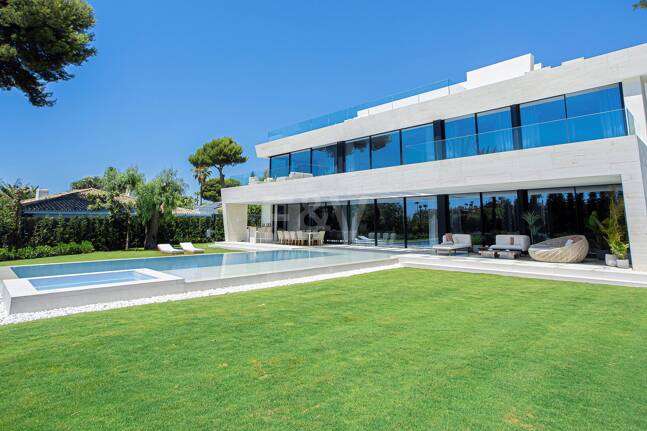 Ny, modern och lyxig Villa i Los Monteros, bara steg från stranden