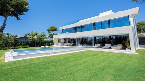 Ny, modern och lyxig Villa i Los Monteros, bara steg från stranden