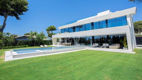 Neue, moderne und luxuriöse Villa in Los Monteros, nur ein paar Schritte vom Strand entfernt