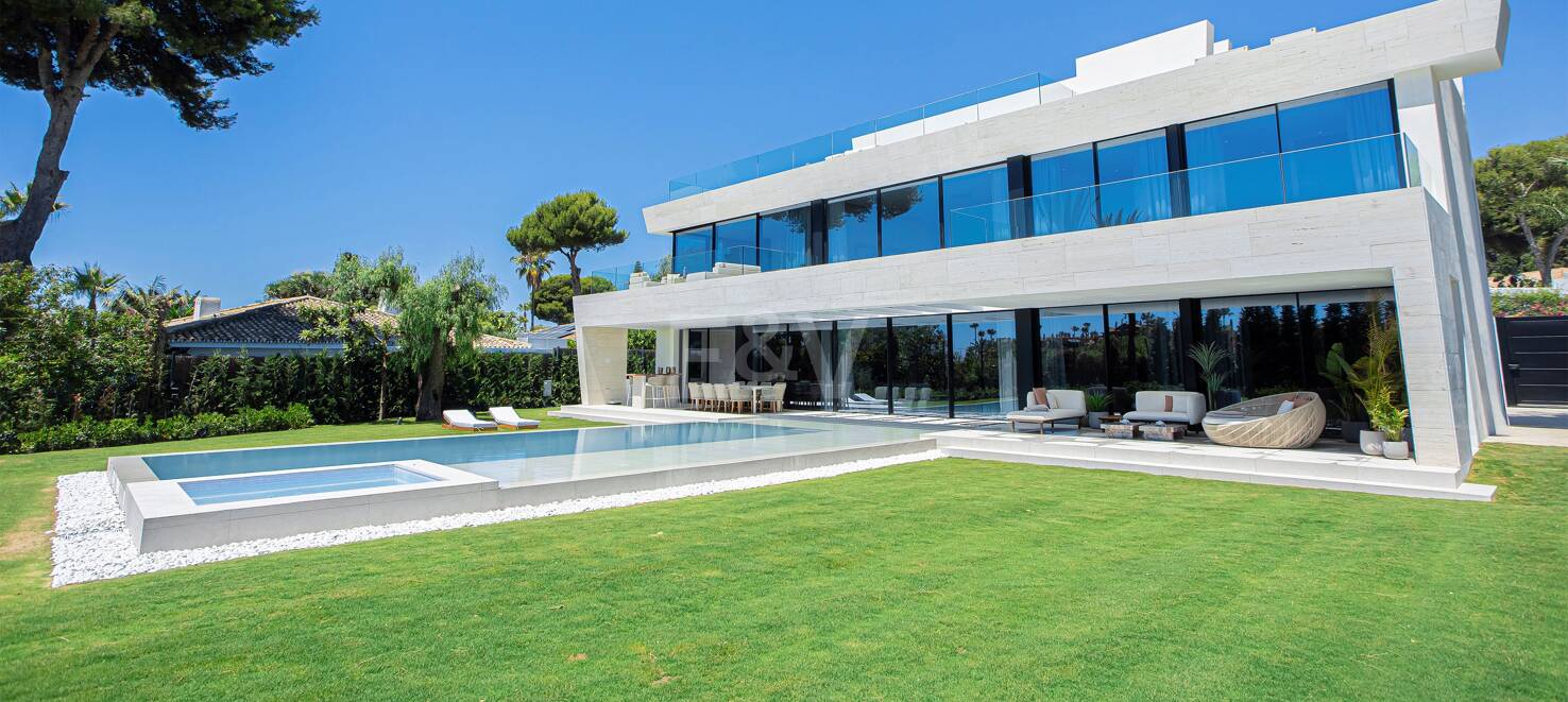 Ny, modern och lyxig Villa i Los Monteros, bara steg från stranden