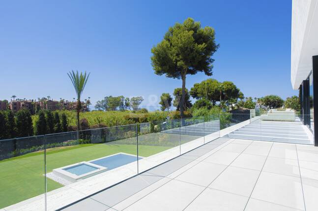 Ny, modern och lyxig Villa i Los Monteros, bara steg från stranden