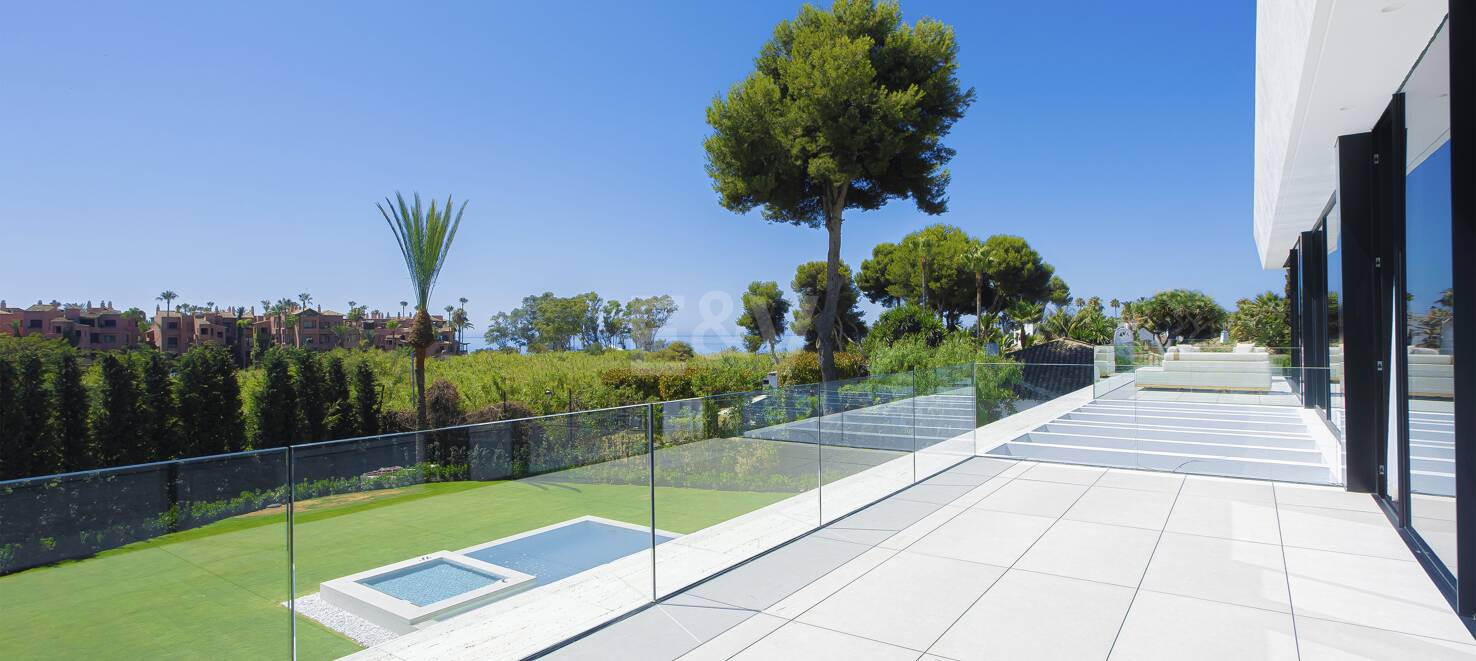 Ny, modern och lyxig Villa i Los Monteros, bara steg från stranden