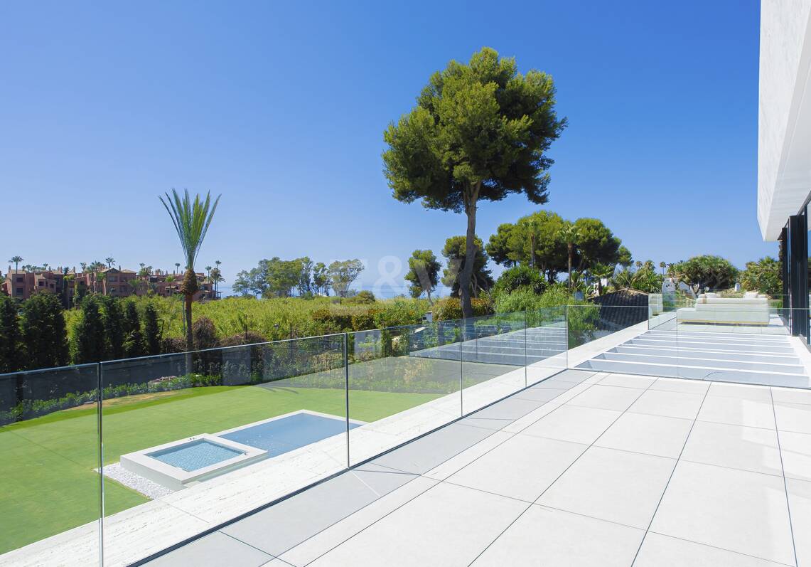 Villa neuve, moderne et luxueuse à Los Monteros, à quelques pas de la plage