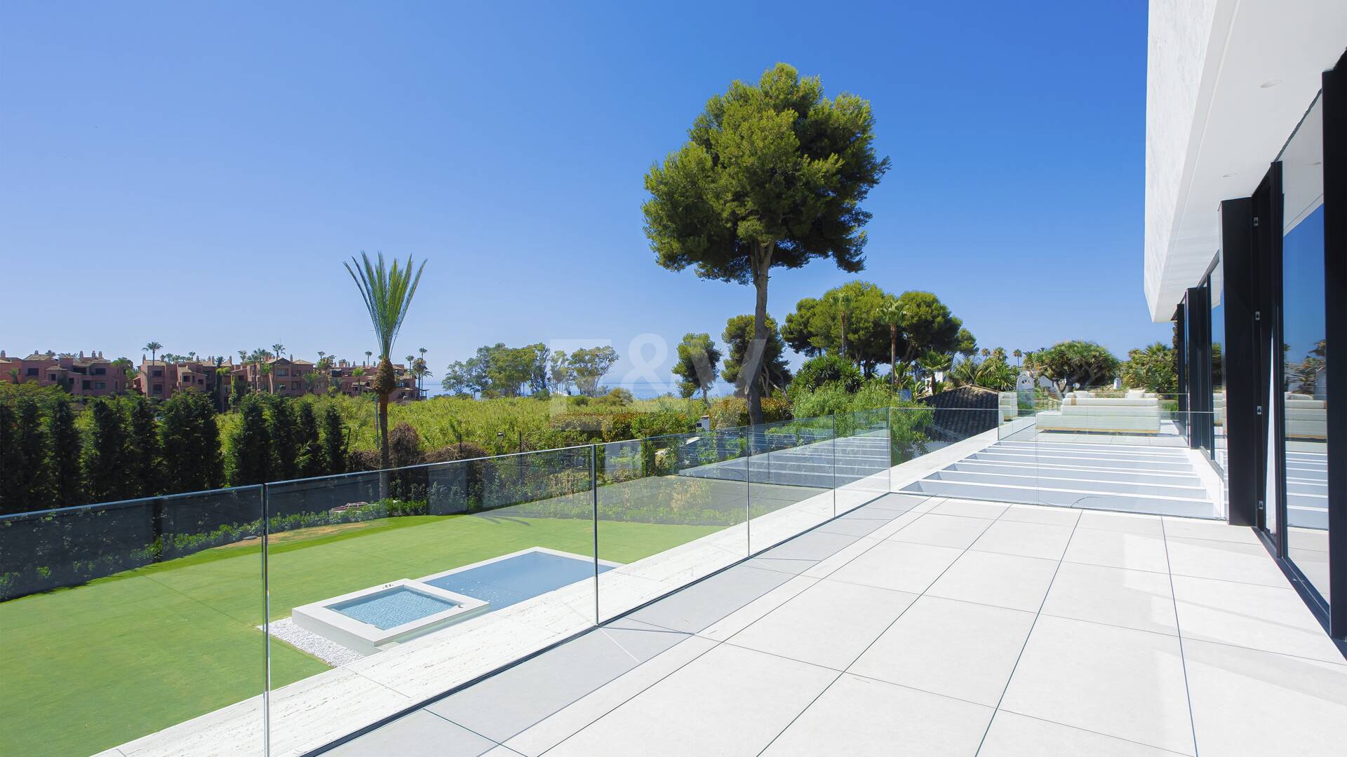 Ny, modern och lyxig Villa i Los Monteros, bara steg från stranden