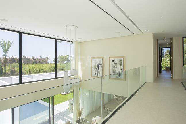 Ny, modern och lyxig Villa i Los Monteros, bara steg från stranden