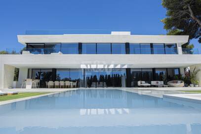 Ny, modern och lyxig Villa i Los Monteros, bara steg från stranden