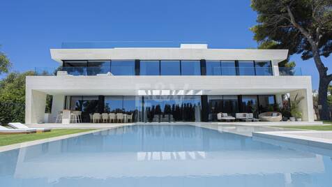 Neue, moderne und luxuriöse Villa in Los Monteros, nur ein paar Schritte vom Strand entfernt