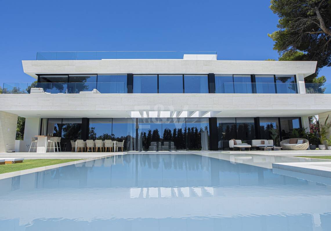 Villa neuve, moderne et luxueuse à Los Monteros, à quelques pas de la plage