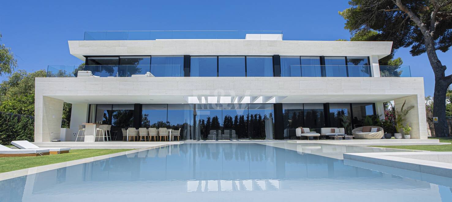 Ny, modern och lyxig Villa i Los Monteros, bara steg från stranden