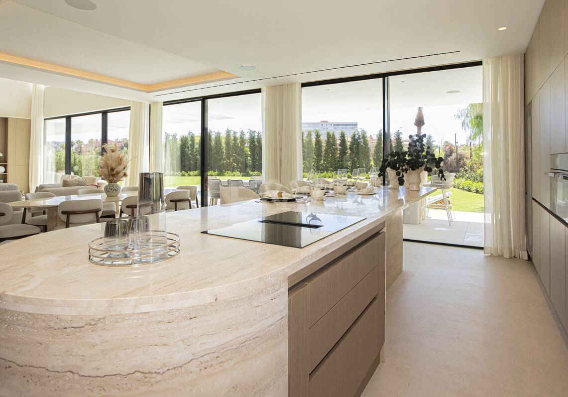 Villa neuve, moderne et luxueuse à Los Monteros, à quelques pas de la plage