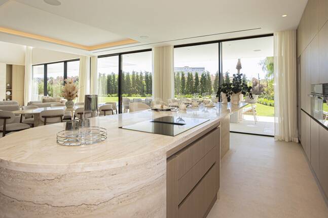 Ny, modern och lyxig Villa i Los Monteros, bara steg från stranden