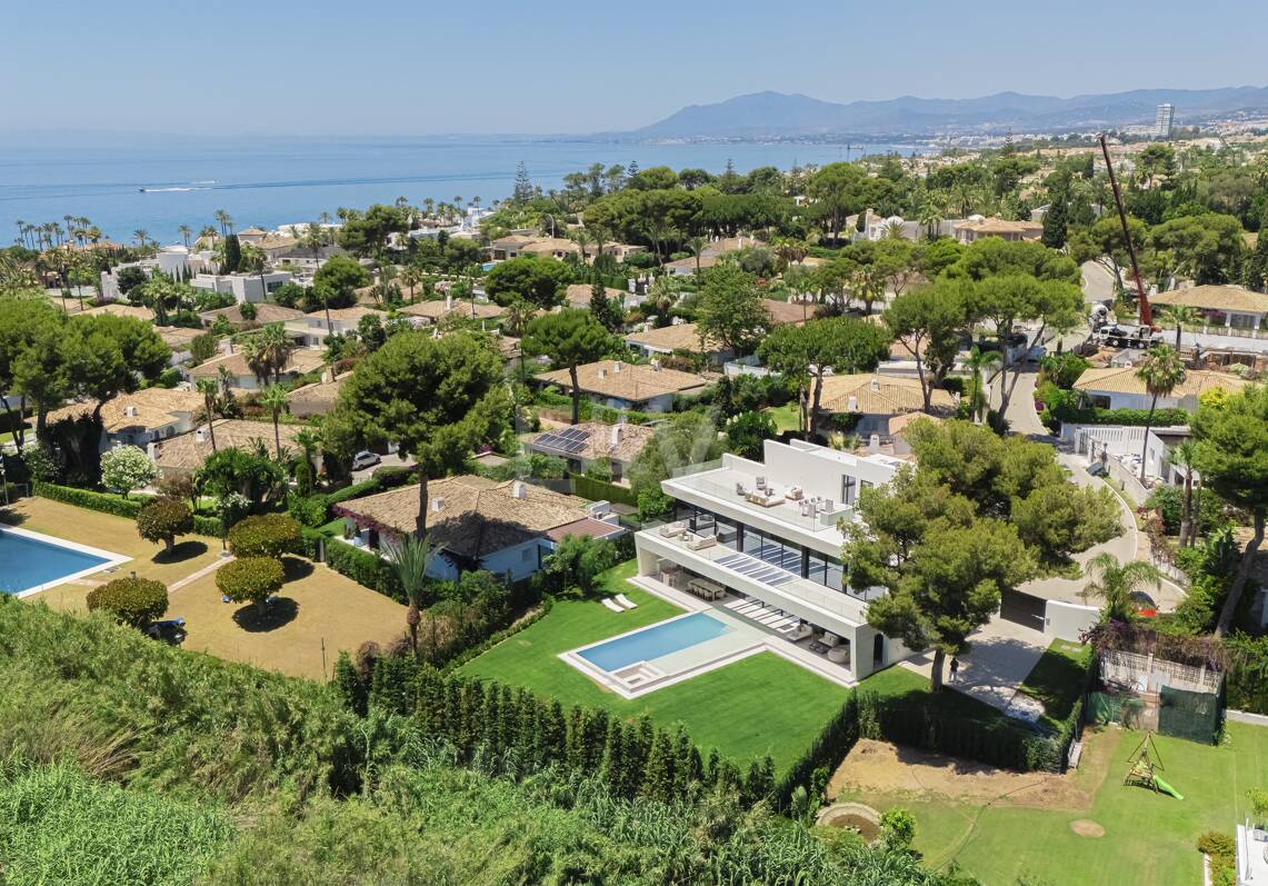 Villa neuve, moderne et luxueuse à Los Monteros, à quelques pas de la plage