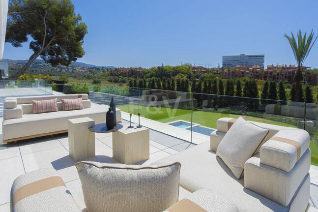 Ny, modern och lyxig Villa i Los Monteros, bara steg från stranden