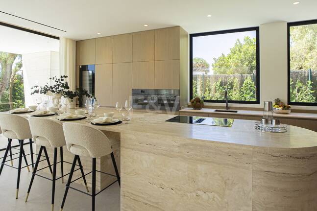 Ny, modern och lyxig Villa i Los Monteros, bara steg från stranden