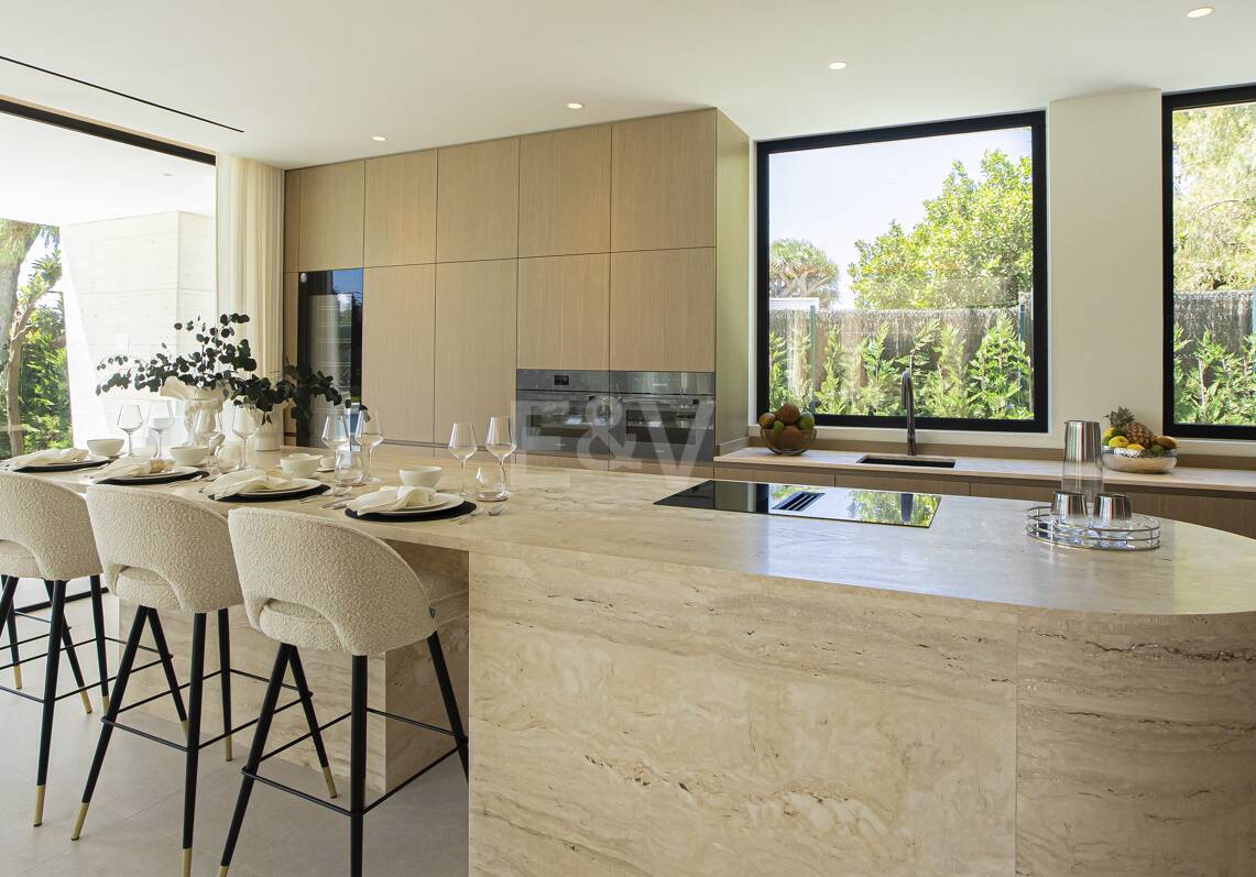 Villa neuve, moderne et luxueuse à Los Monteros, à quelques pas de la plage