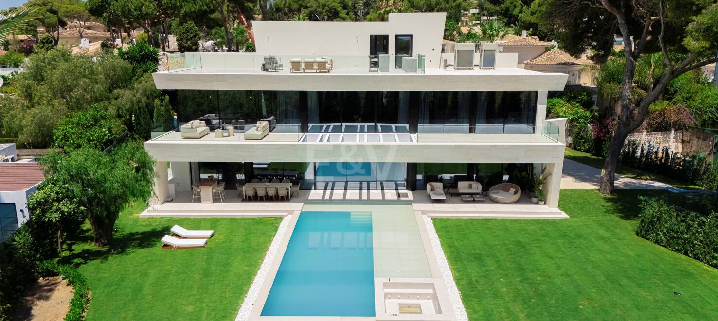 Ny, modern och lyxig Villa i Los Monteros, bara steg från stranden