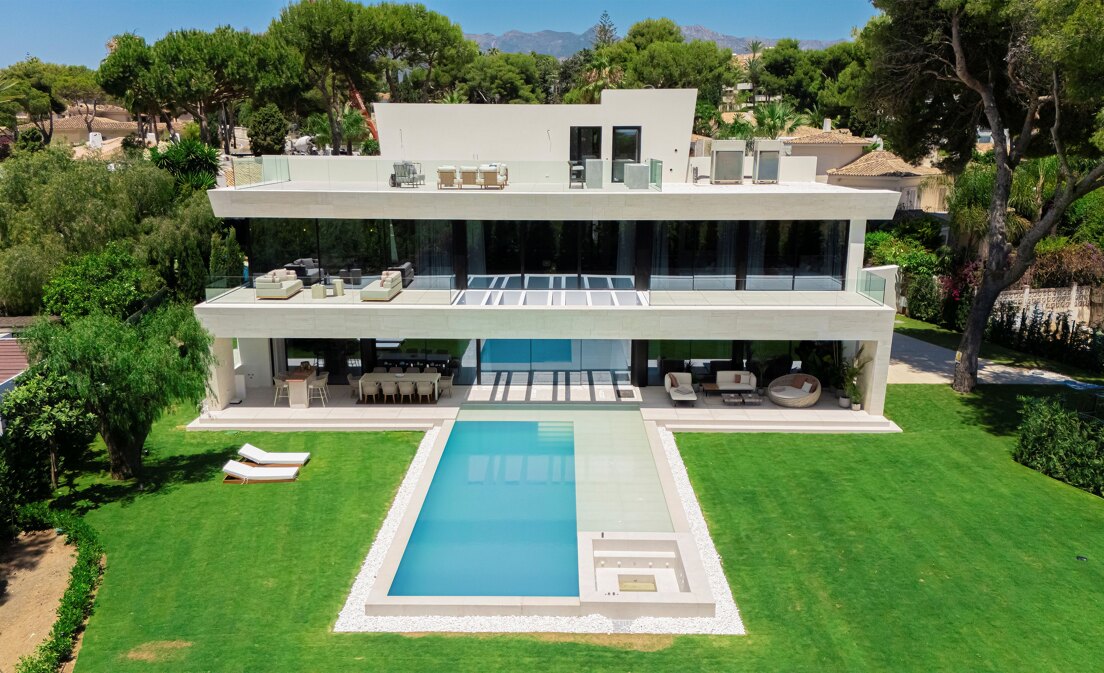 Neue, moderne und luxuriöse Villa in Los Monteros, nur ein paar Schritte vom Strand entfernt