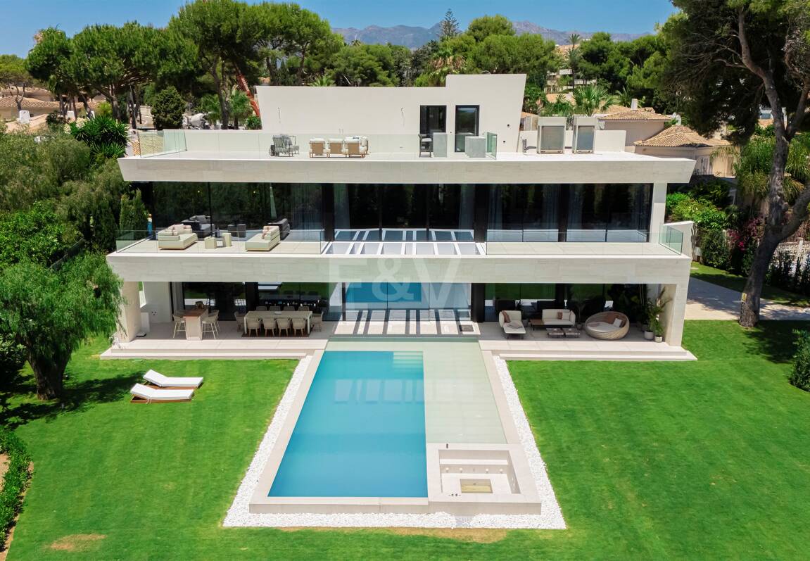 Ny, modern och lyxig Villa i Los Monteros, bara steg från stranden