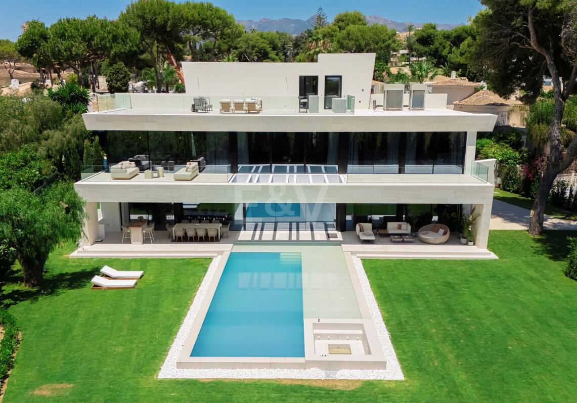 Villa neuve, moderne et luxueuse à Los Monteros, à quelques pas de la plage
