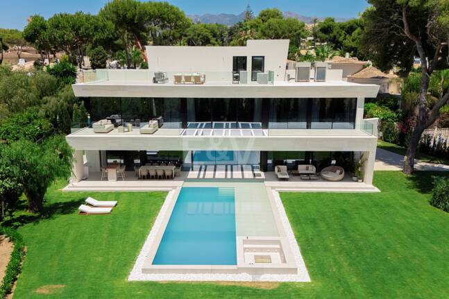 Ny, modern och lyxig Villa i Los Monteros, bara steg från stranden
