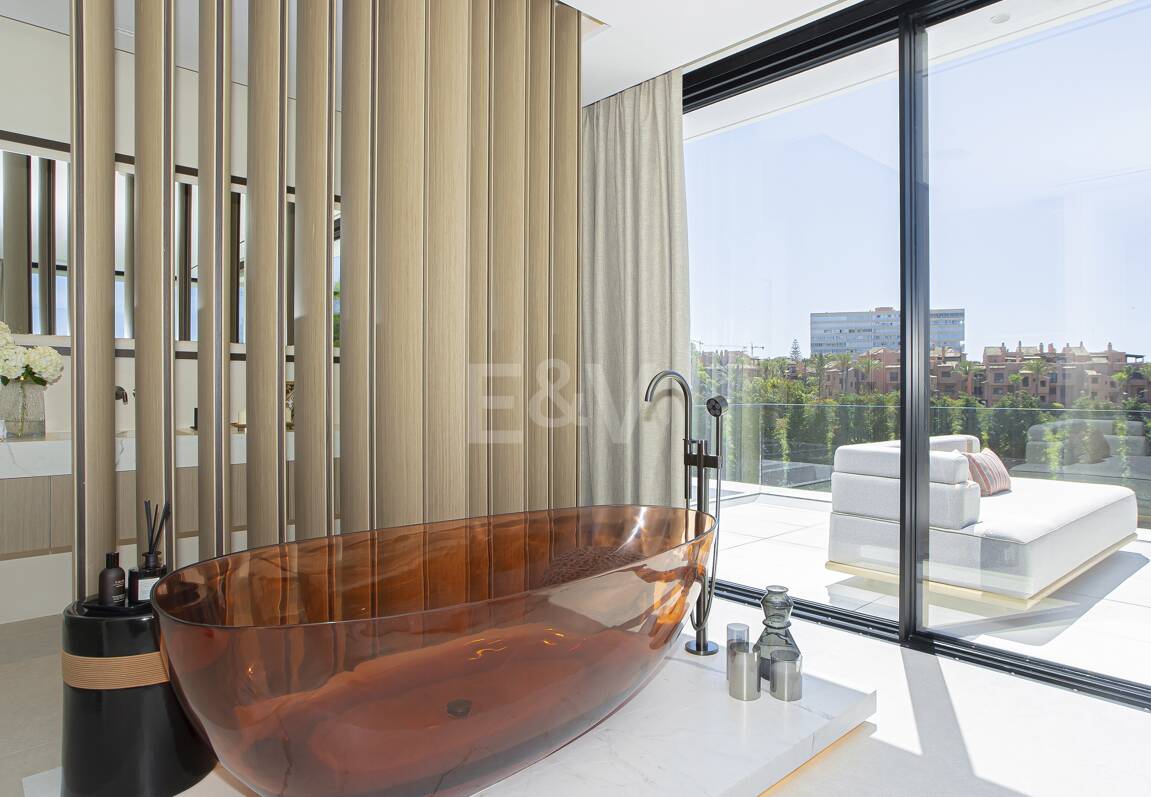 Ny, modern och lyxig Villa i Los Monteros, bara steg från stranden