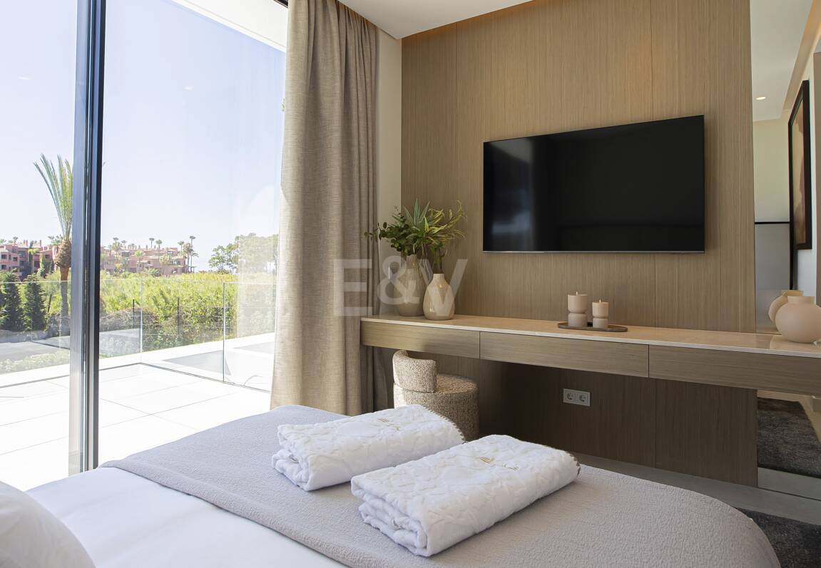 Ny, modern och lyxig Villa i Los Monteros, bara steg från stranden