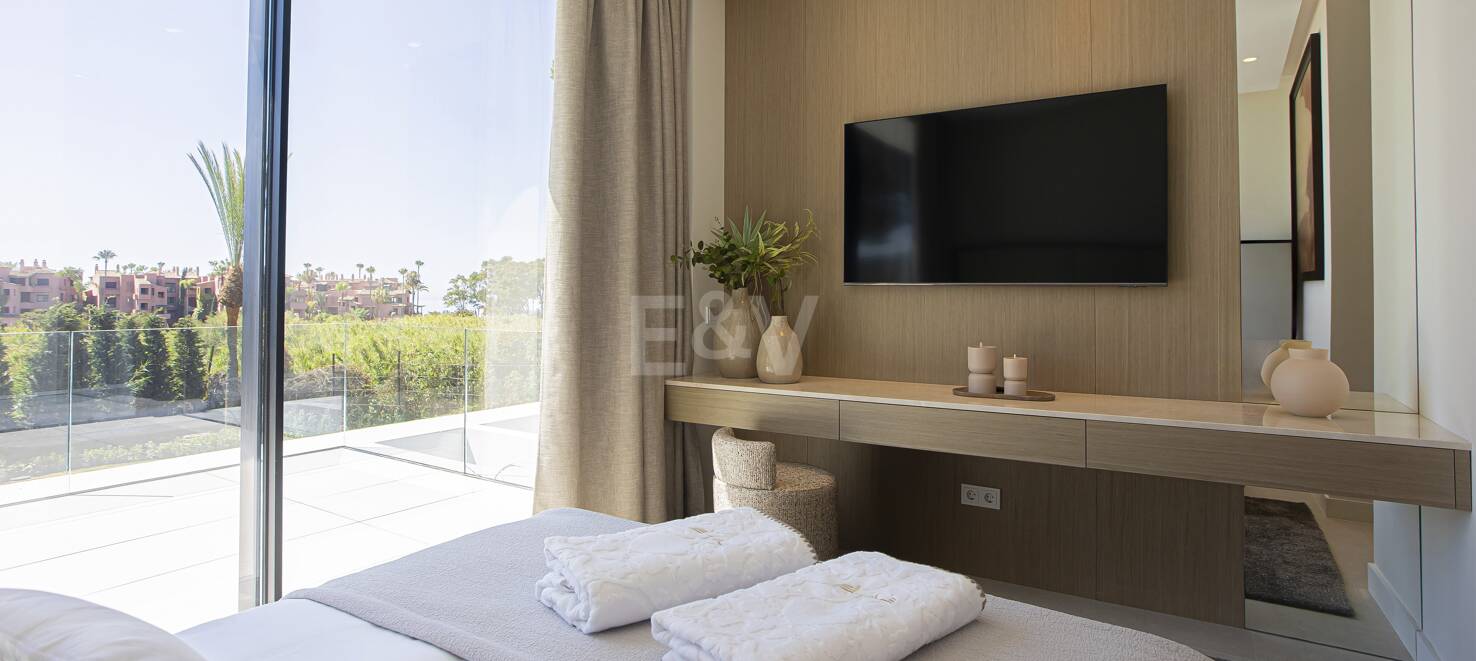 Ny, modern och lyxig Villa i Los Monteros, bara steg från stranden