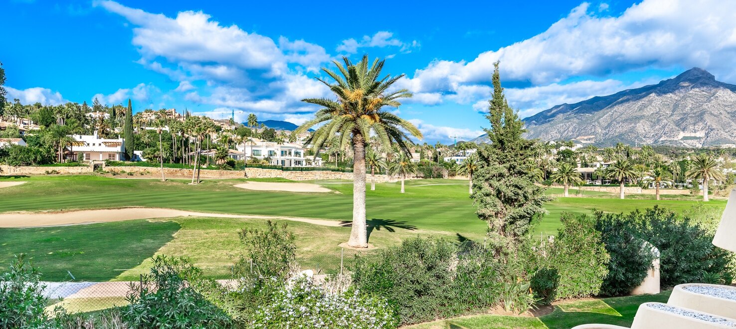 Elegante apartamento en 1ª línea de golf en Las Brisas con impresionantes vistas