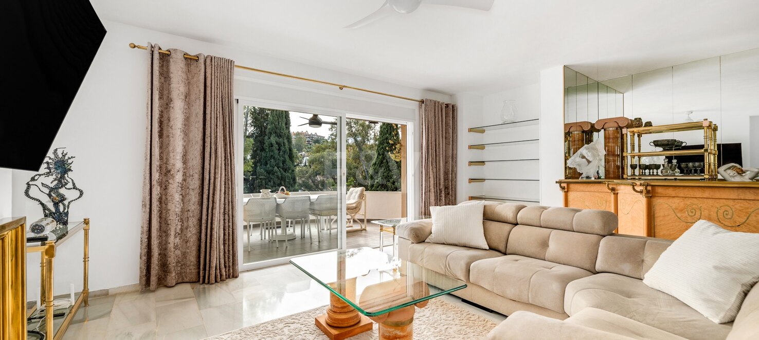 Elegante apartamento en 1ª línea de golf en Las Brisas con impresionantes vistas