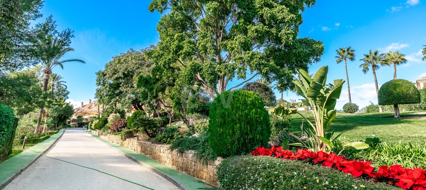 Elegante apartamento en 1ª línea de golf en Las Brisas con impresionantes vistas