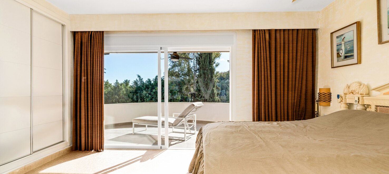 Elegante apartamento en 1ª línea de golf en Las Brisas con impresionantes vistas