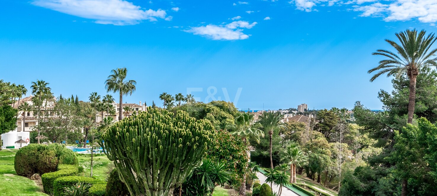 Elegante apartamento en 1ª línea de golf en Las Brisas con impresionantes vistas