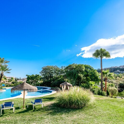 Elegante 1.-Linie-Golfwohnung in Las Brisas mit atemberaubender Aussicht