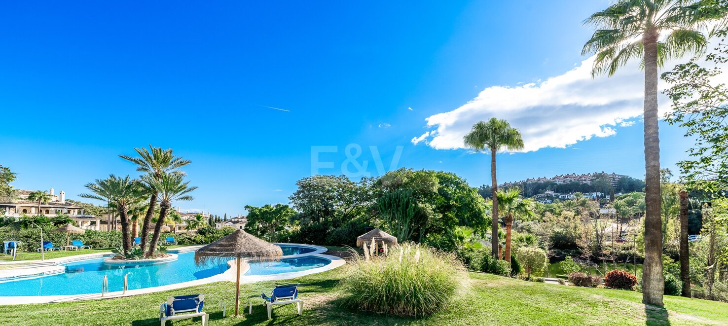 Elegante 1.-Linie-Golfwohnung in Las Brisas mit atemberaubender Aussicht