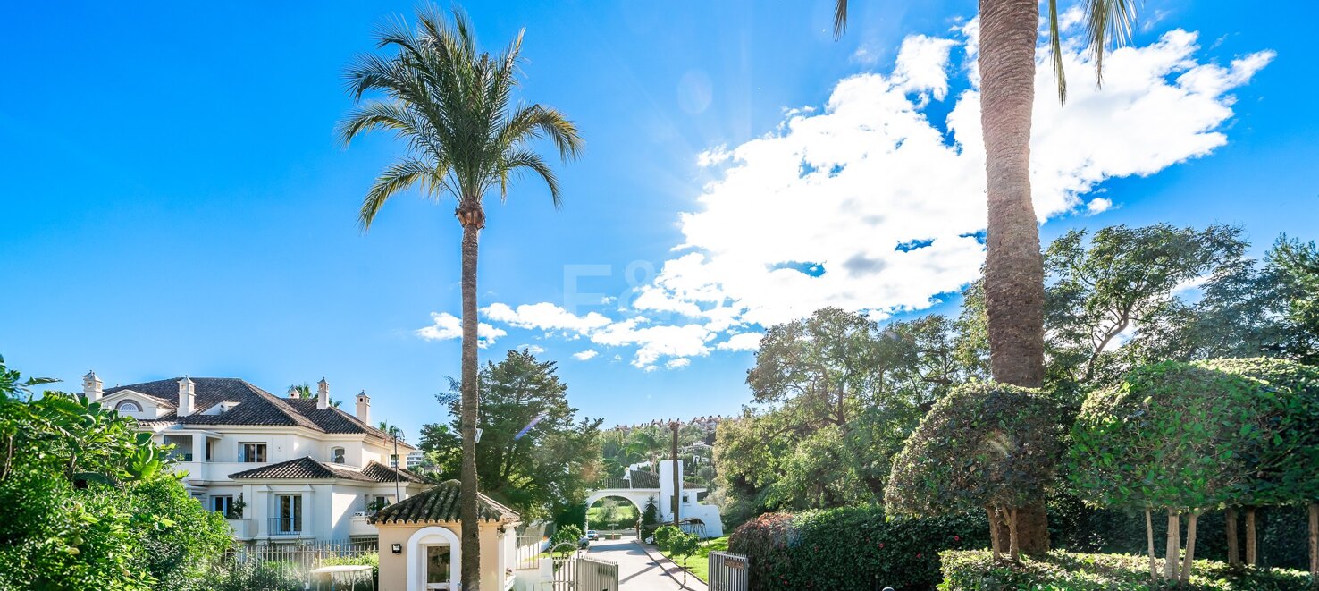 Elégant appartement de golf en première ligne à Las Brisas avec vue imprenable