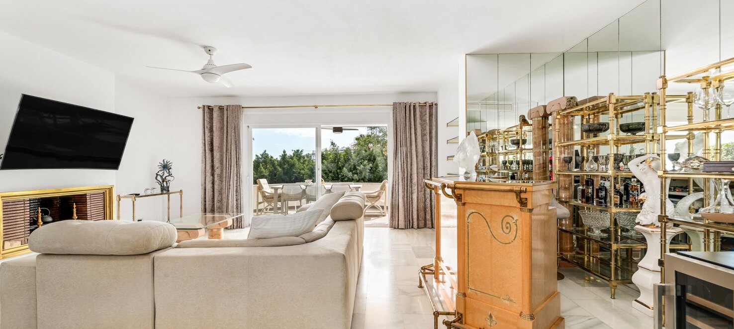 Elegante apartamento en 1ª línea de golf en Las Brisas con impresionantes vistas