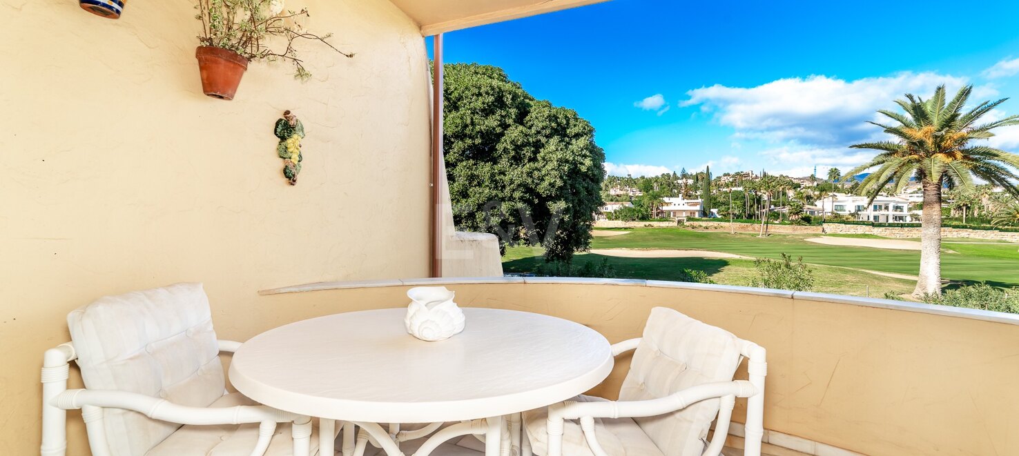 Elegante apartamento en 1ª línea de golf en Las Brisas con impresionantes vistas