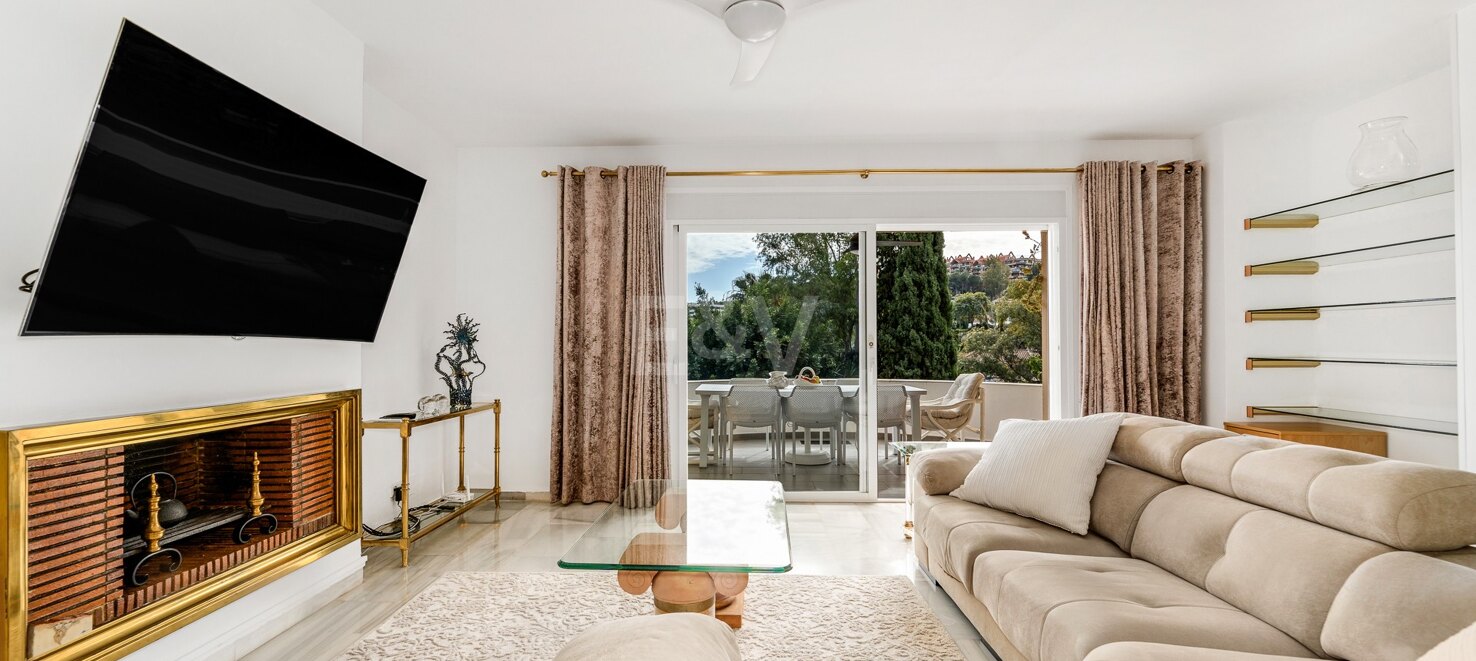 Elegante apartamento en 1ª línea de golf en Las Brisas con impresionantes vistas