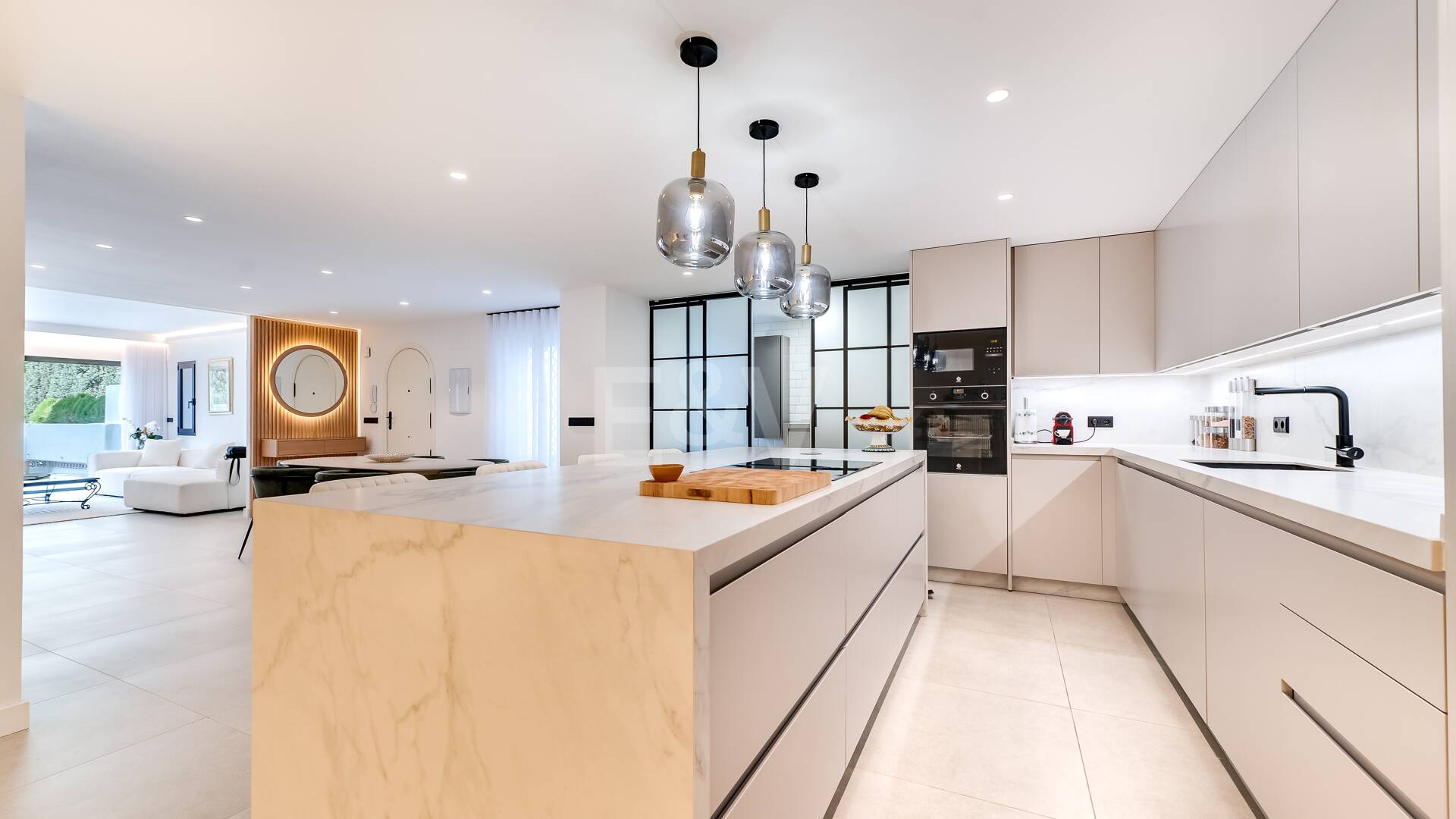 Impeccable Luxury Apartment in Kings Hills, Golden Mile