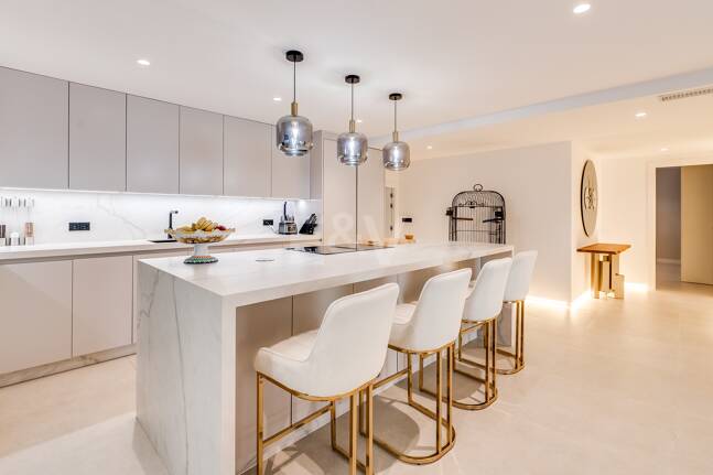 Impeccable Luxury Apartment in Kings Hills, Golden Mile