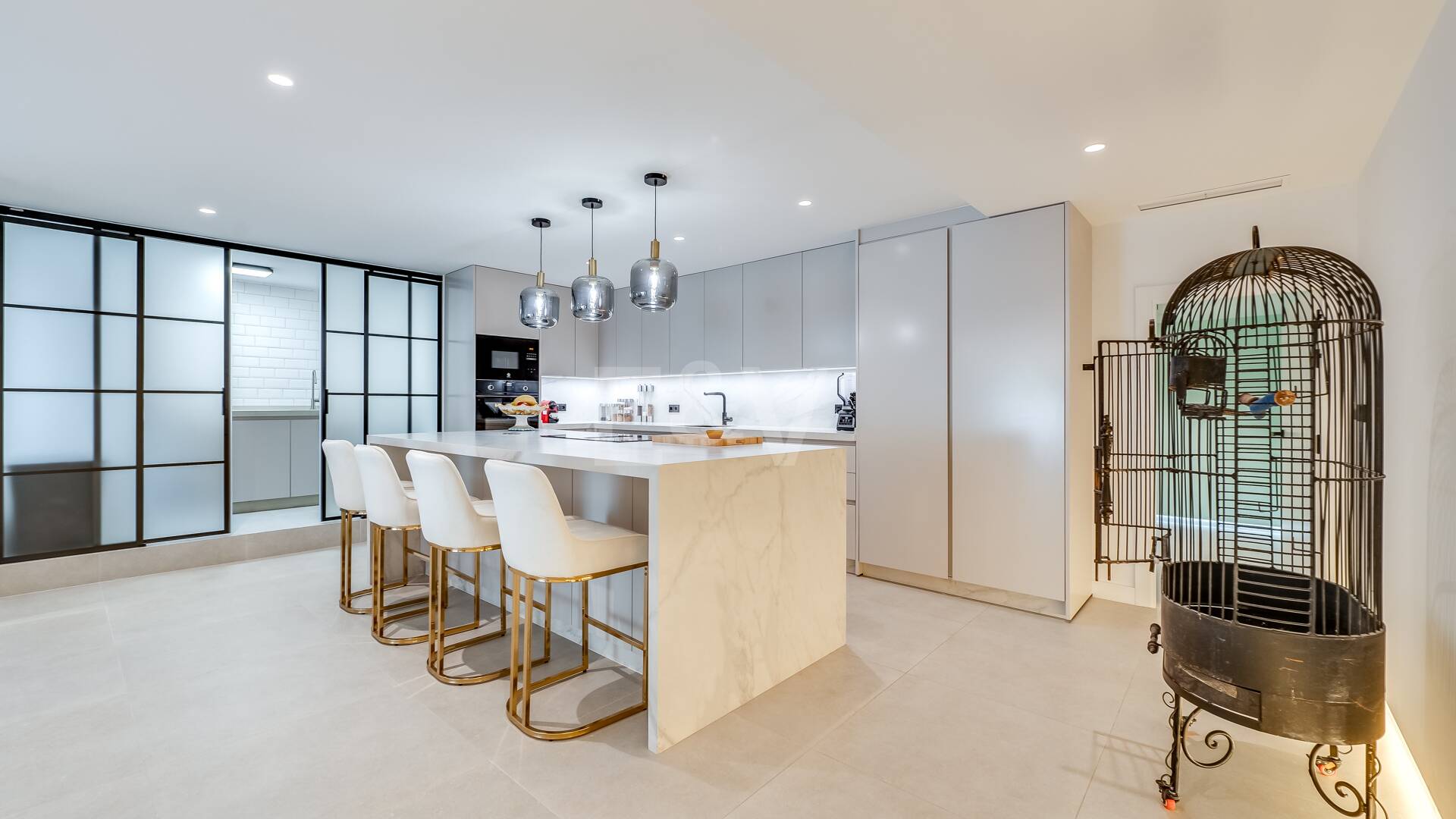 Nieskazitelny luksusowy apartament w Kings Hills, Golden Mile