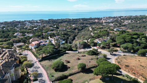 Vier Grundstücke mit Projekt und Lizenz in Elviria mit spektakulärem Meerblick.