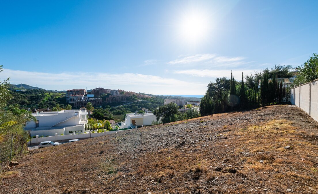 Construya su villa de ensueño en el Golf de Elviria con vistas al mar