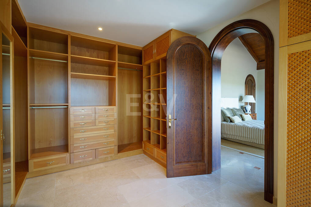 Magnificent villa with panoramic views