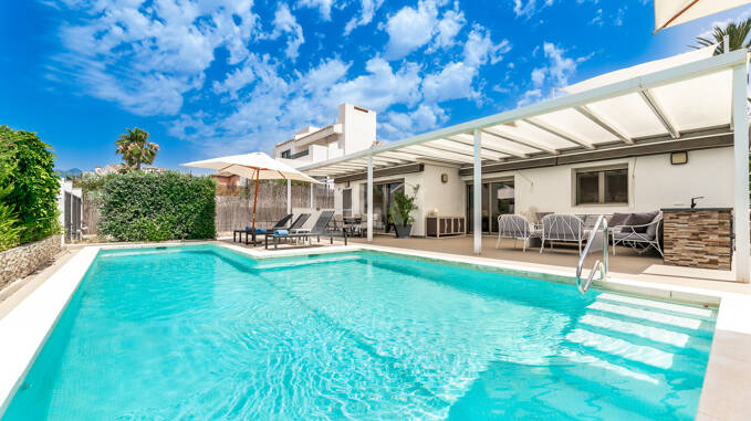 Villa moderna a pocos pasos de la playa en Las Chapas Playa
