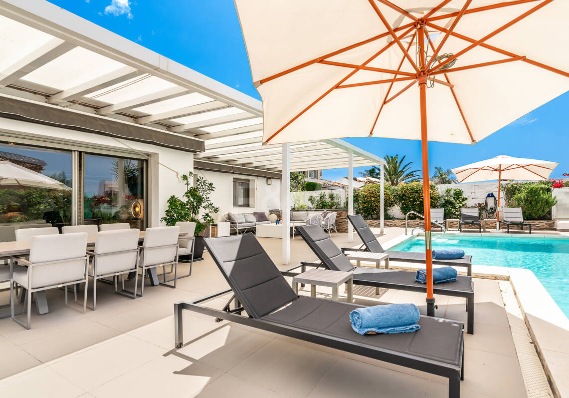 Villa moderna a pocos pasos de la playa en Las Chapas Playa