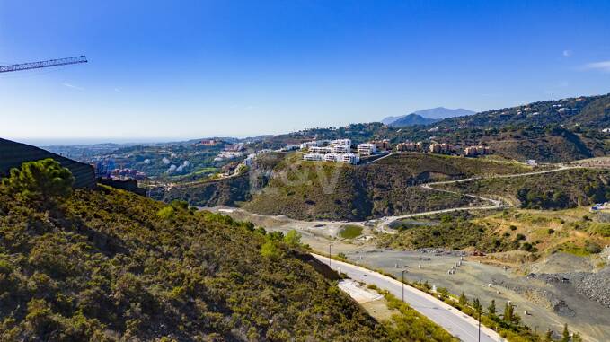 Terrain orienté ouest dans une nouvelle station exclusive